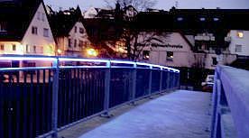 Blaue LED Leiste am Brueckengelaender